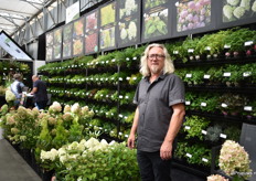 Ard Mulder van Hoogenraad Handelskwekerij. De kwekerij levert van Ierland tot Denemarken tot Kazachstan, en alles daartussen. Het assortiment bestaat uit 1500 soorten, en vooral de hortensia en paniculata, die Ard in het bijzonder in de schijnwerpers zette, zijn de laatste tijd erg in trek.